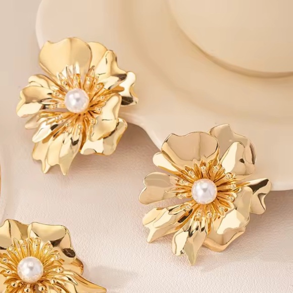 ZARA lux unique Gold Floral Pearl Earrings - Picture 3 of 5